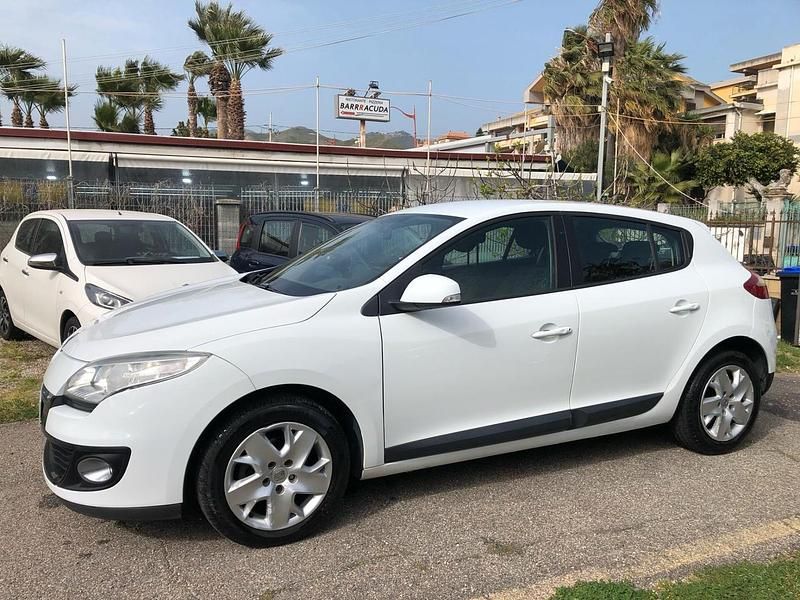 Bianco Usata 2013 Renault Mégane Tre volumi | 8900 € (Molto cara) - Immagine 1/4