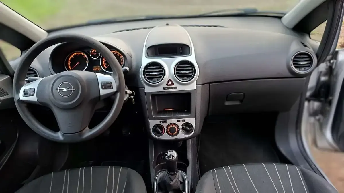 Usata Opel Corsa Enjoy 75 CV (55 kW) 2009 Utilitaria