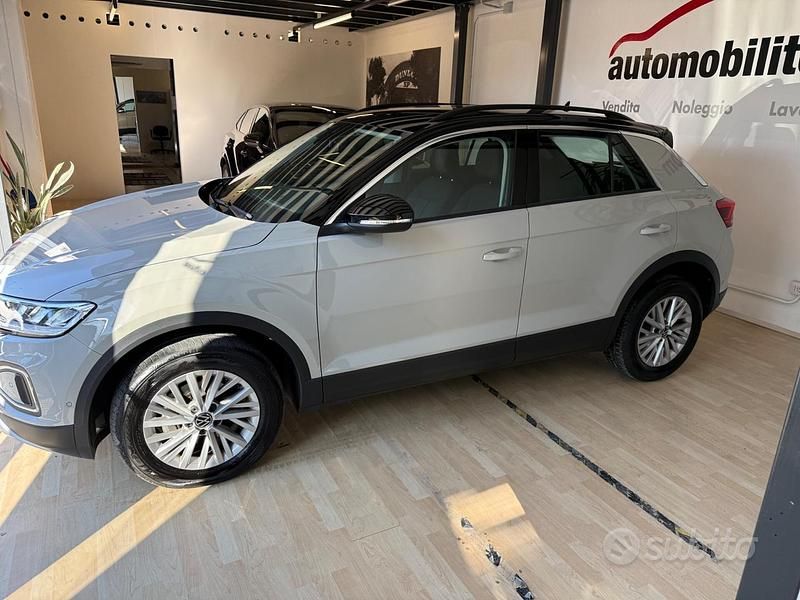Usata VW T-Roc Life 116 CV (85 kW) 2024 Grigio SUV
