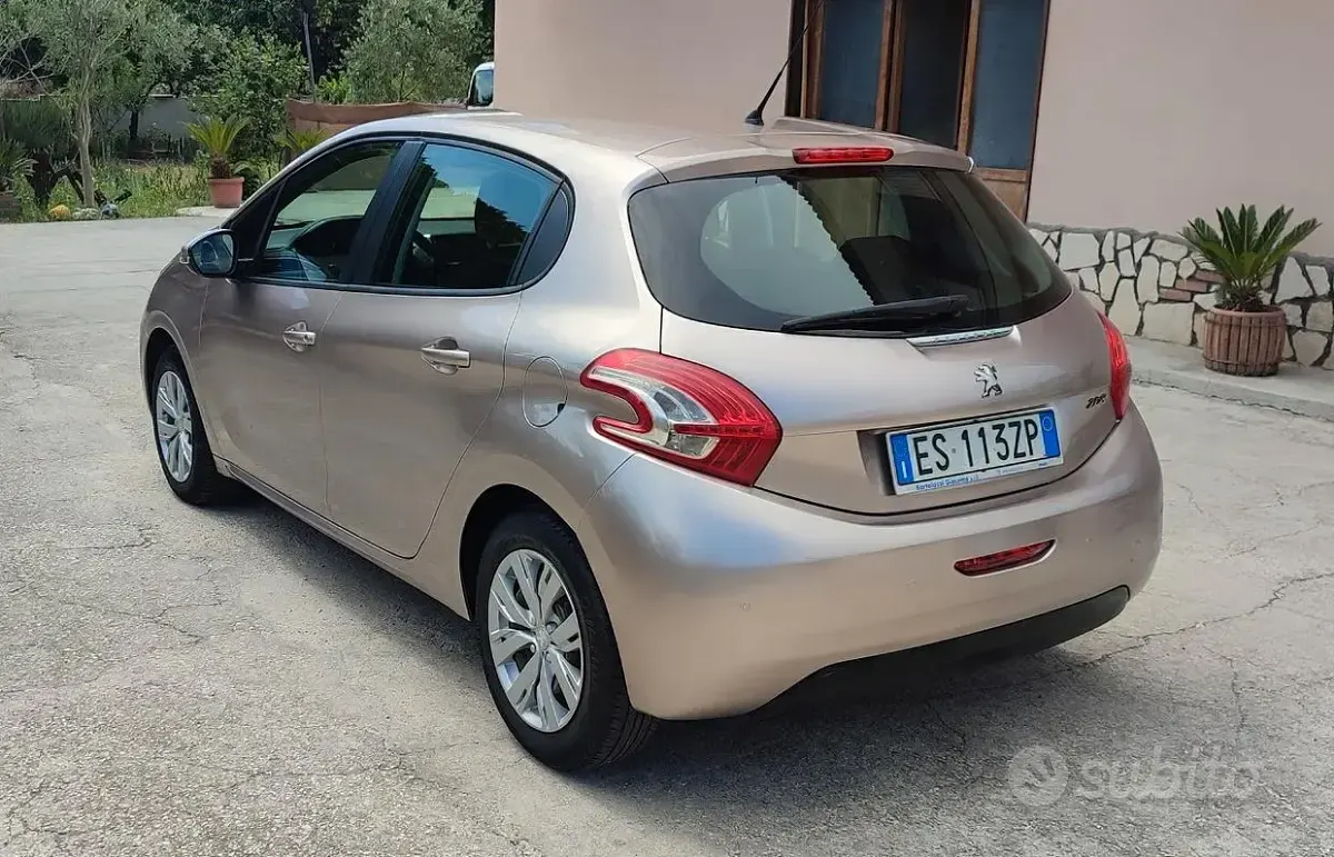 Usata Peugeot 208 68 CV (50 kW) 2013 Grigio Utilitaria