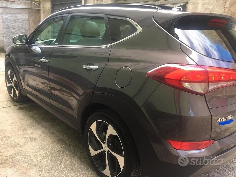 Usata Hyundai Tucson Xpossible 136 CV (100 kW) 2016 Marrone SUV