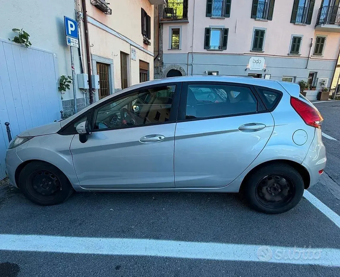 Usado Ford Fiesta 95 HP (69 kW) 2015 Cinzento Citadino