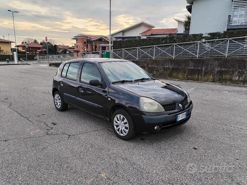 Nero Usata 2004 Renault Clio II Berlina | 900 € (Ottimo prezzo) - Immagine 1/4