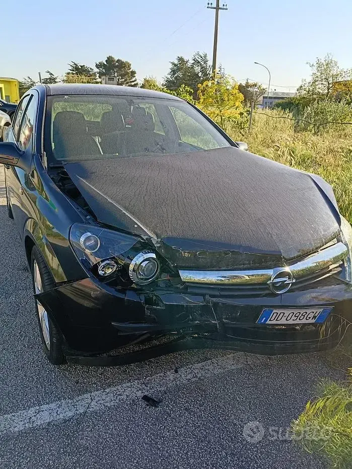 Usata Opel Astra 101 CV (74 kW) 2006 Nero Berlina