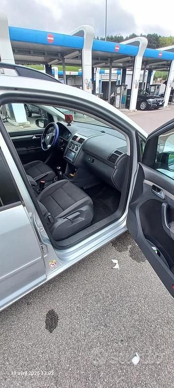 Grigio Usata 2010 VW Touran Monovolume | 6000 € (Buon prezzo) - Immagine 1/4