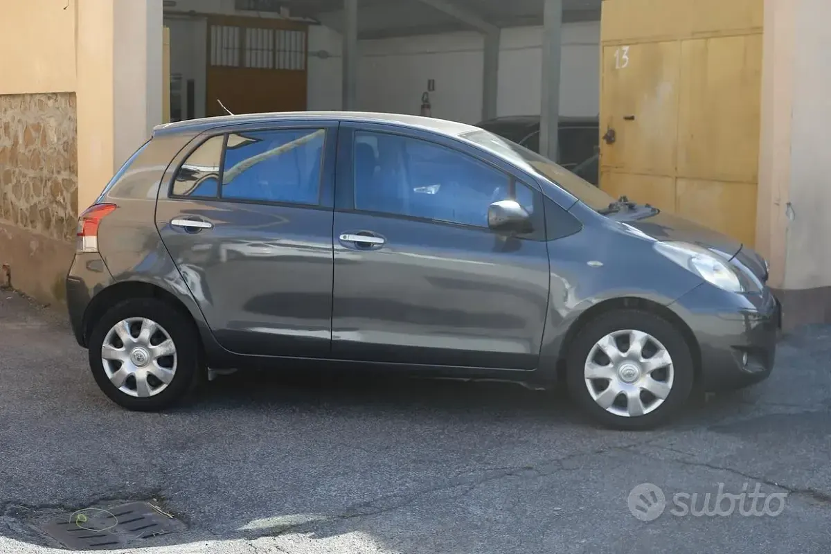 Usata Toyota Yaris Sol 100 CV (73 kW) 2010 Grigio Utilitaria