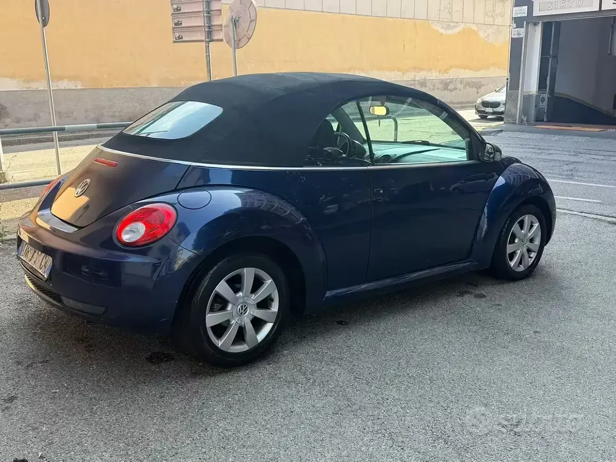Usata VW New Beetle 105 CV (77 kW) 2007 Bluazzurro Utilitaria