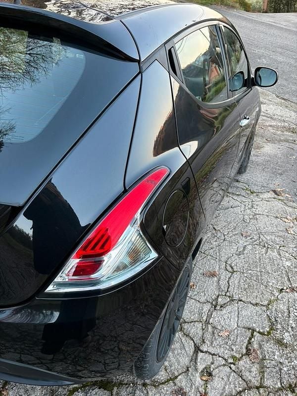 Usata Lancia Ypsilon 69 CV (50 kW) 2022 Nero Utilitaria