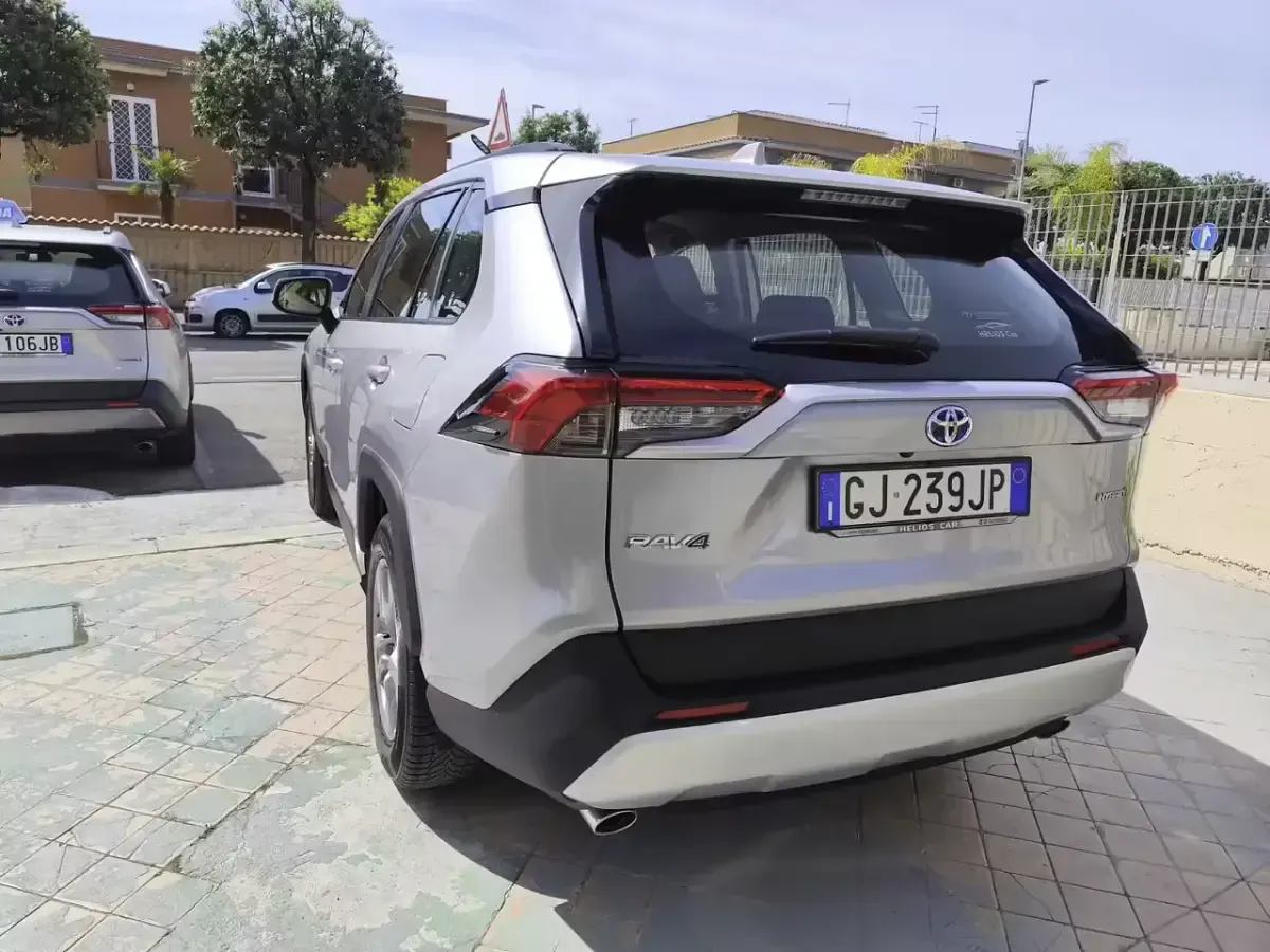 Usata Toyota RAV4 Hybrid Business Edition 178 CV (130 kW) 2022 Argento SUV