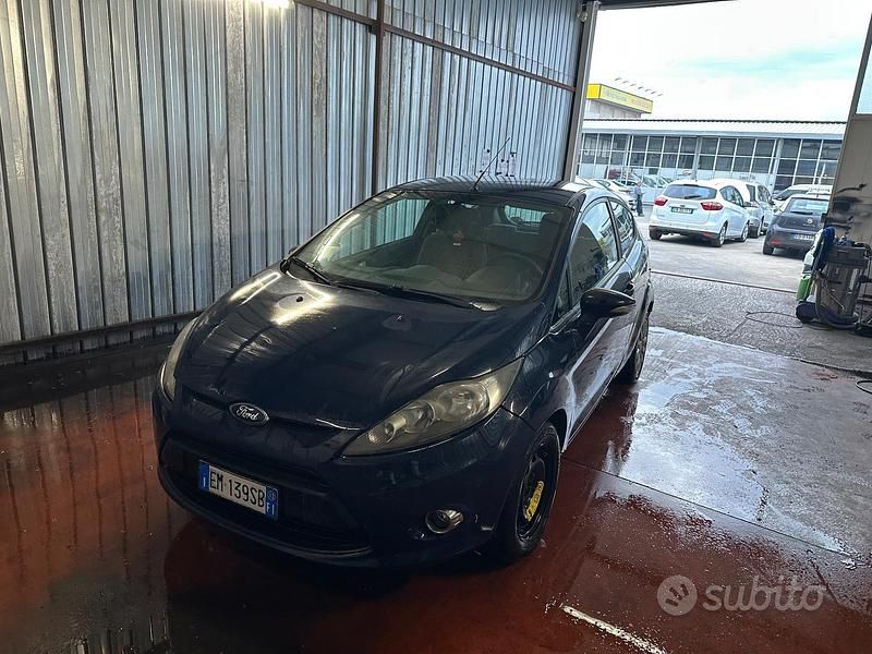 Usata Ford Fiesta 97 CV (71 kW) 2013 Blu Berlina