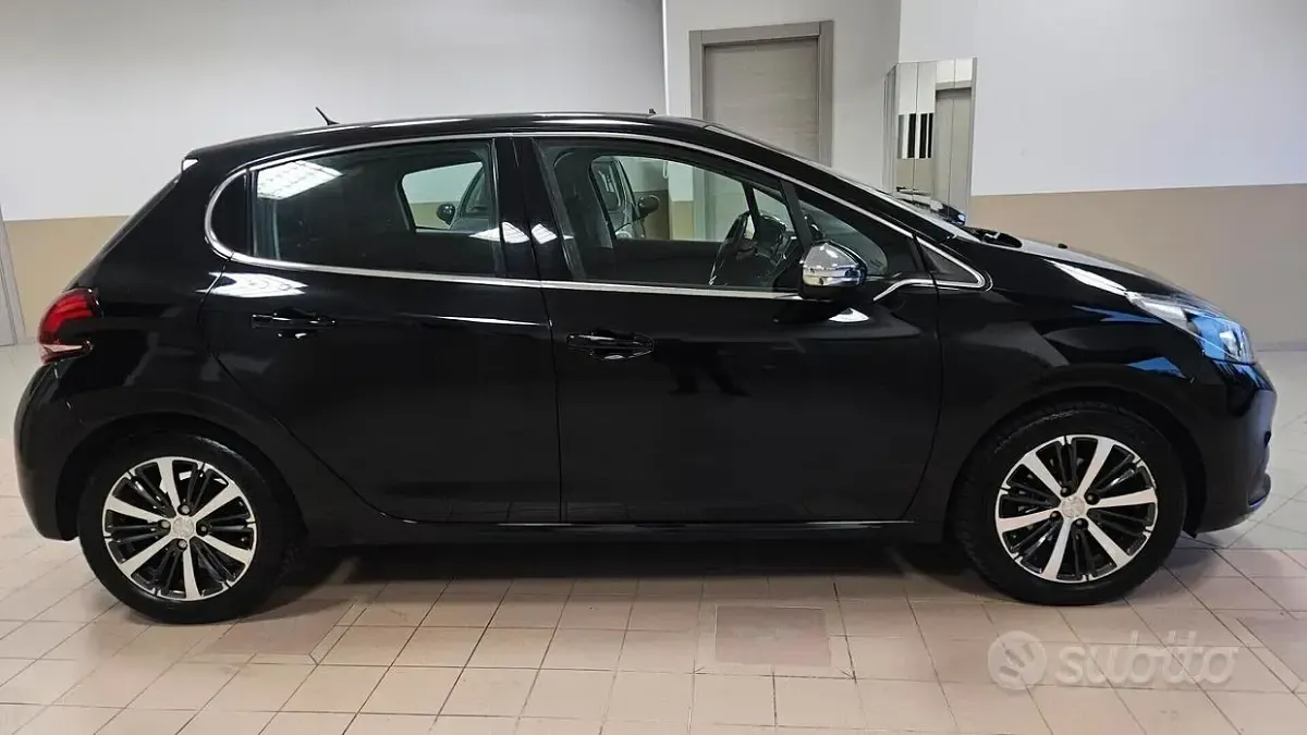 Usata Peugeot 208 Allure 75 CV (55 kW) 2015 Nero Utilitaria