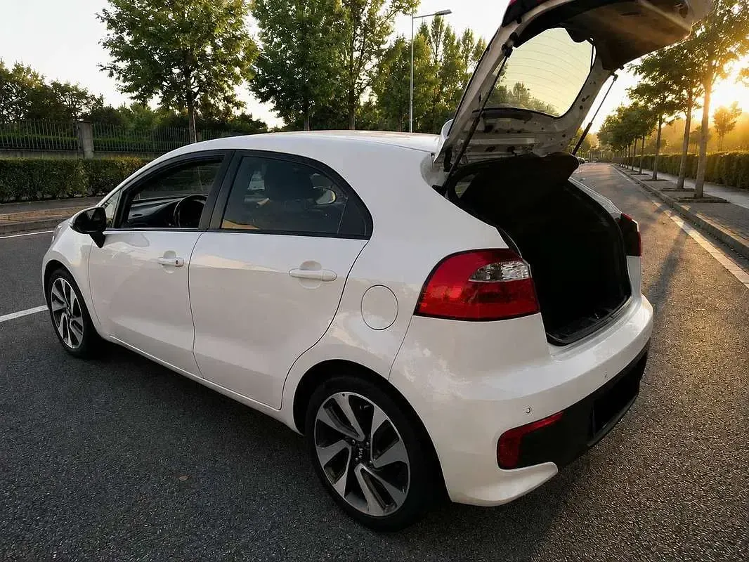 Usata Kia Rio 75 CV (55 kW) 2015 Bianco Berlina