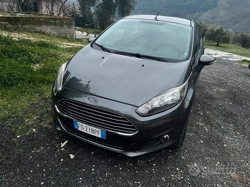 Usata Ford Fiesta 75 CV (55 kW) 2016 Grigio Berlina