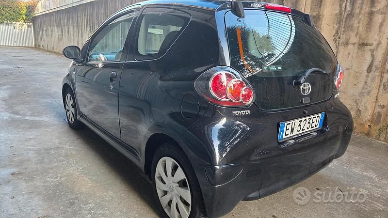 Usata Toyota Aygo 69 CV (50 kW) 2014 Nero Utilitaria