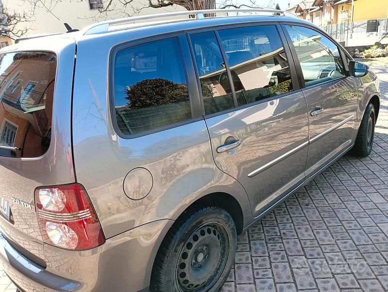 Usata VW Touran 140 CV (102 kW) 2010 Grigio Monovolume