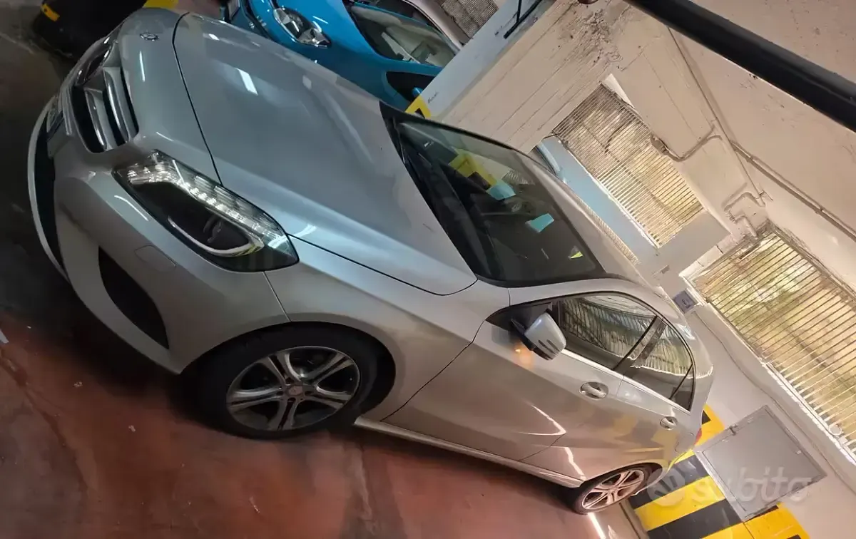 Usado Mercedes A180 109 CV (80 kW) 2015 Gris Berlina