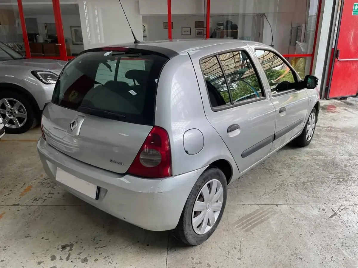Usata Renault Clio II 58 CV (42 kW) 2010 Grigio Berlina