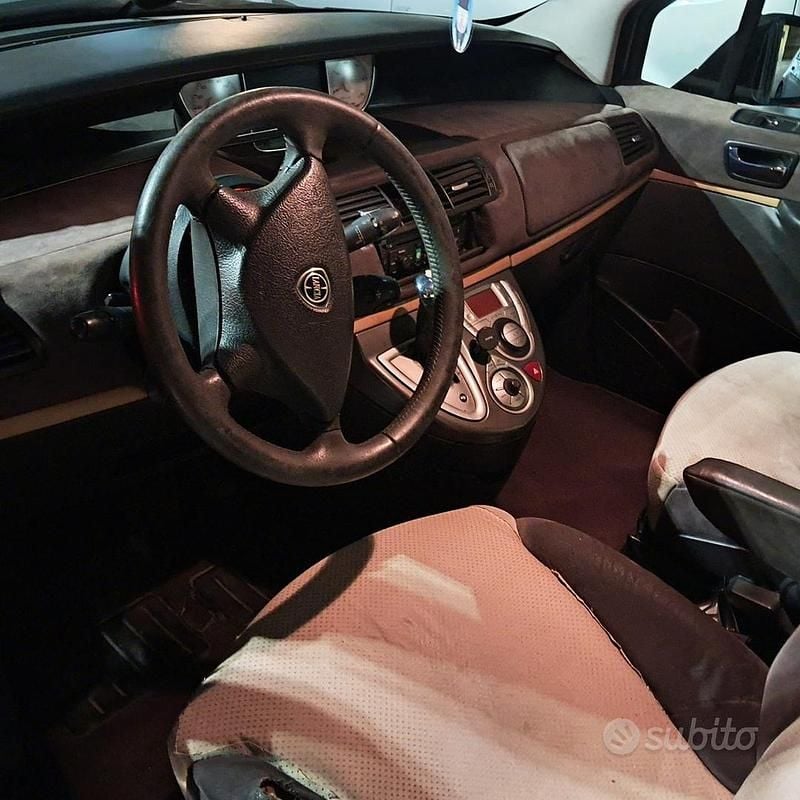 Usata Lancia Phedra 170 CV (125 kW) 2009 Grigio Monovolume