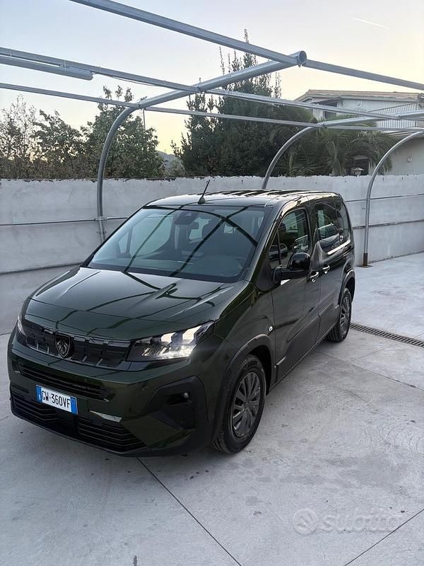 Verde Usata 2024 Peugeot Rifter Monovolume | 24.000 € (Buon prezzo) - Immagine 1/4