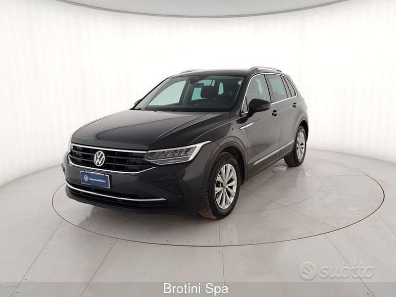 Usata VW Tiguan Life 150 CV (110 kW) 2023 Grigio metallizzato SUV