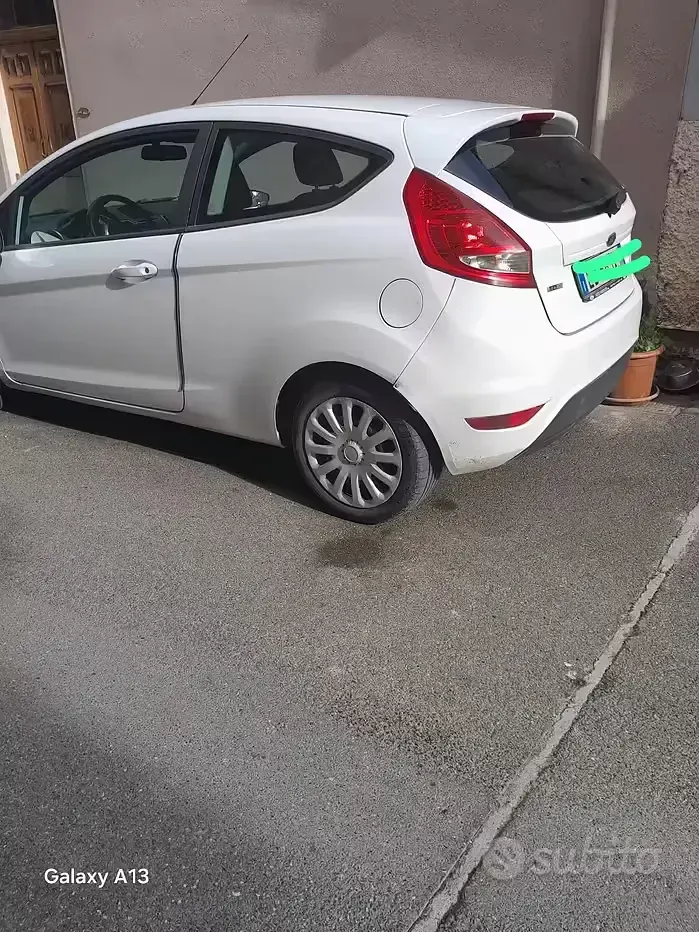 Usata Ford Fiesta 68 CV (50 kW) 2010 Bianco Utilitaria