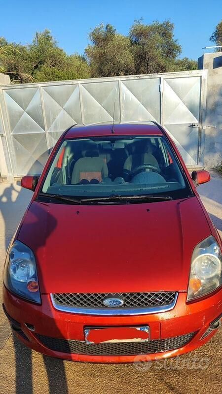 Rosso Usata 2007 Ford Fiesta Ghia Due volumi | 2000 € (Buon prezzo) - Immagine 1/4