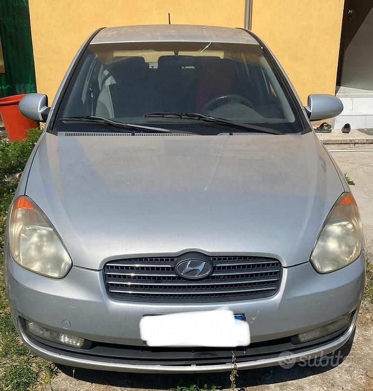 Grigio Usata 2009 Hyundai Accent Tre volumi | 900 € - Immagine 1/3