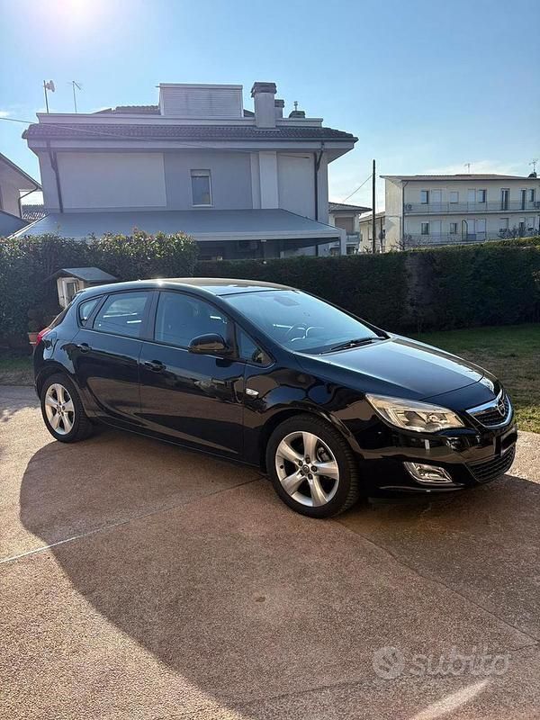 Usata Opel Astra 115 CV (84 kW) 2010 Nero Berlina