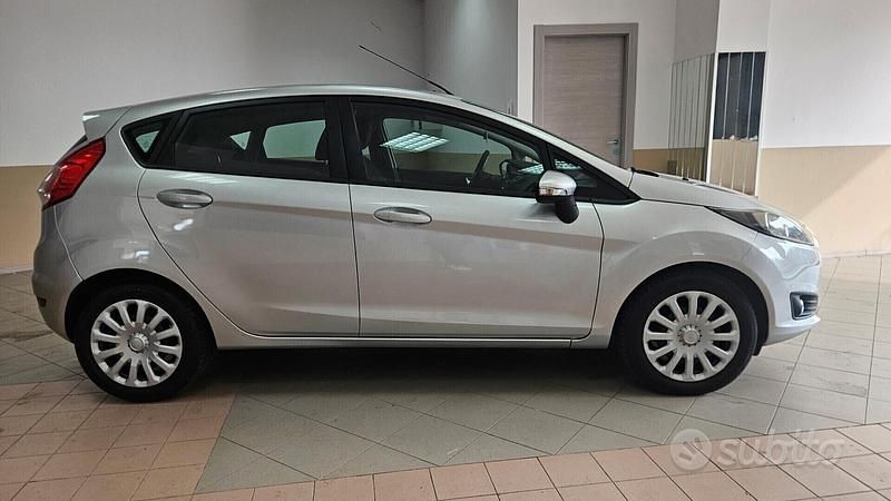Usata Ford Fiesta 75 CV (55 kW) 2013 Grigio Utilitaria