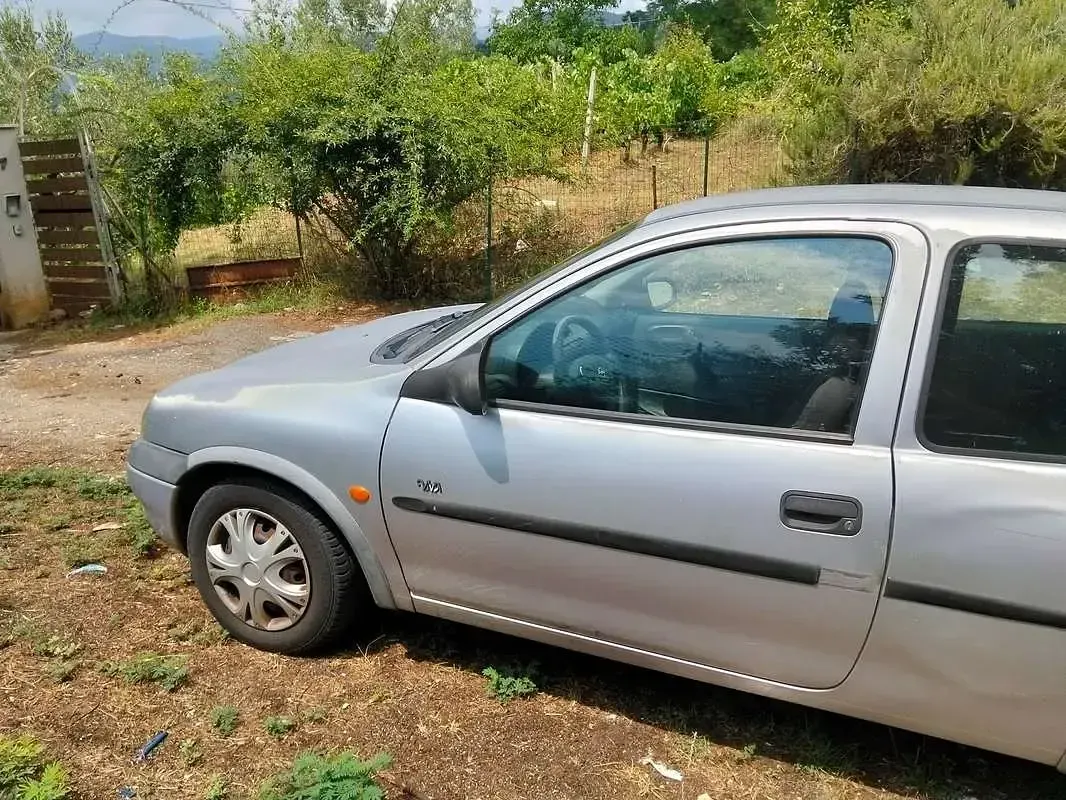 Usata Opel Corsa 54 CV (39 kW) 1999 Grigio Berlina