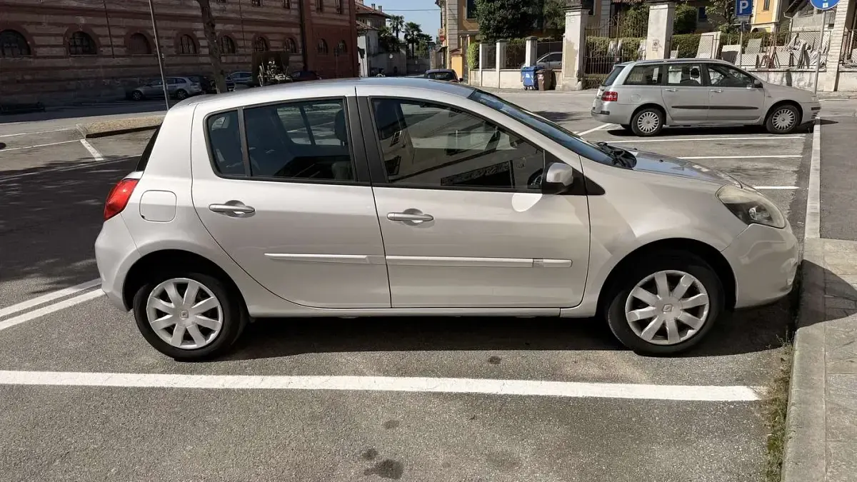Usata Renault Clio II 75 CV (55 kW) 2011 Berlina