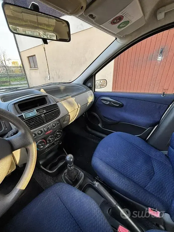 Usado Fiat Punto 60 CV (44 kW) 2001 Blanco Utilitario