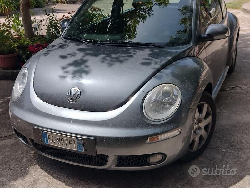Usata VW New Beetle 102 CV (75 kW) 2010 Grigio Utilitaria