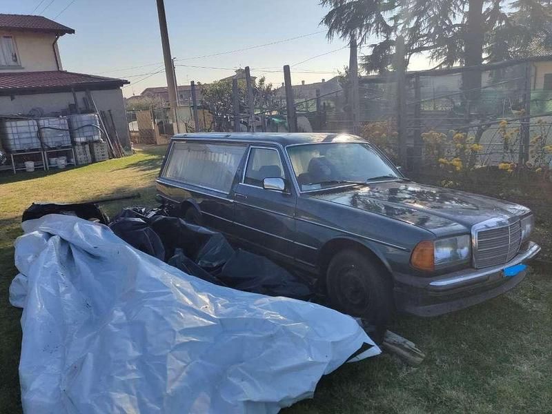 Usata Mercedes 240 71 CV (52 kW) 1986 Blu/azzurro