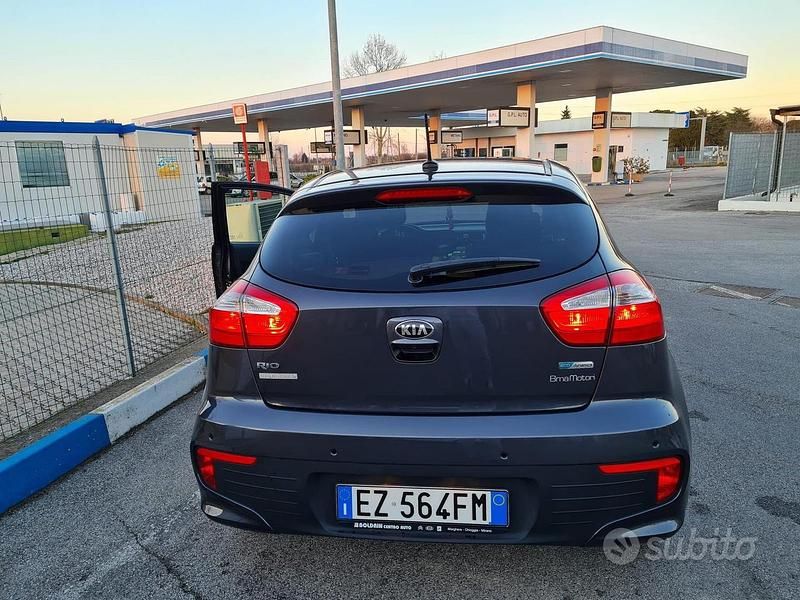 Usata Kia Rio 90 CV (66 kW) 2015 Grigio Berlina