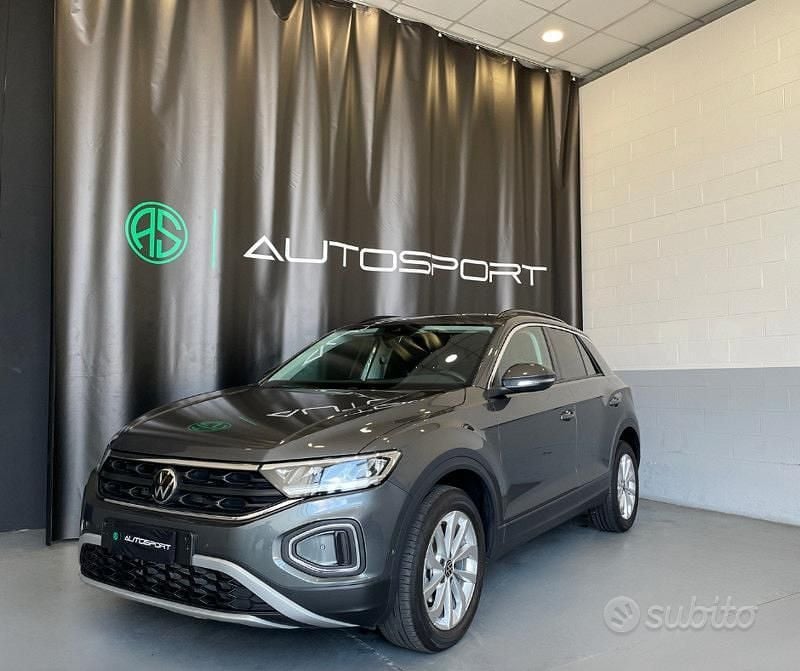 Usata VW T-Roc Life 110 CV (80 kW) 2023 Grigio SUV