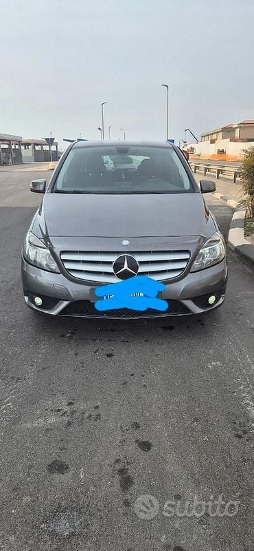 Grigio Usata 2014 Mercedes B180 Executive Monovolume | 9000 € (Ottimo prezzo) - Immagine 1/4
