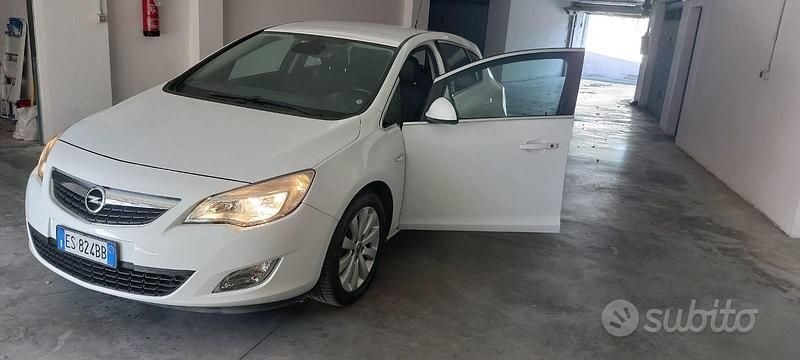 Bianco Usata 2012 Opel Astra Due volumi | 3900 € (Buon prezzo) - Immagine 1/4