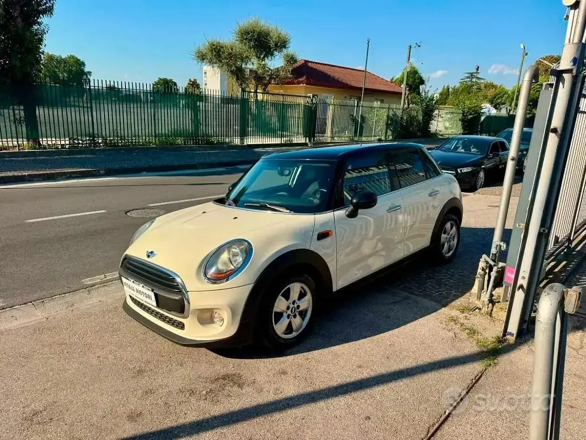 Usata Mini Cooper 75 CV (55 kW) 2017 Beige Utilitaria