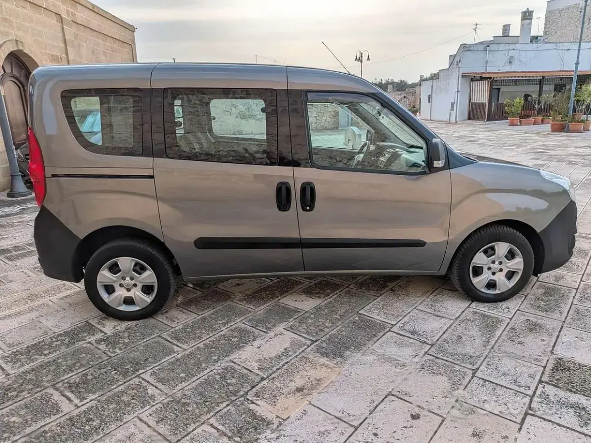 Usata Opel Combo 105 CV (77 kW) 2016 Marrone Monovolume