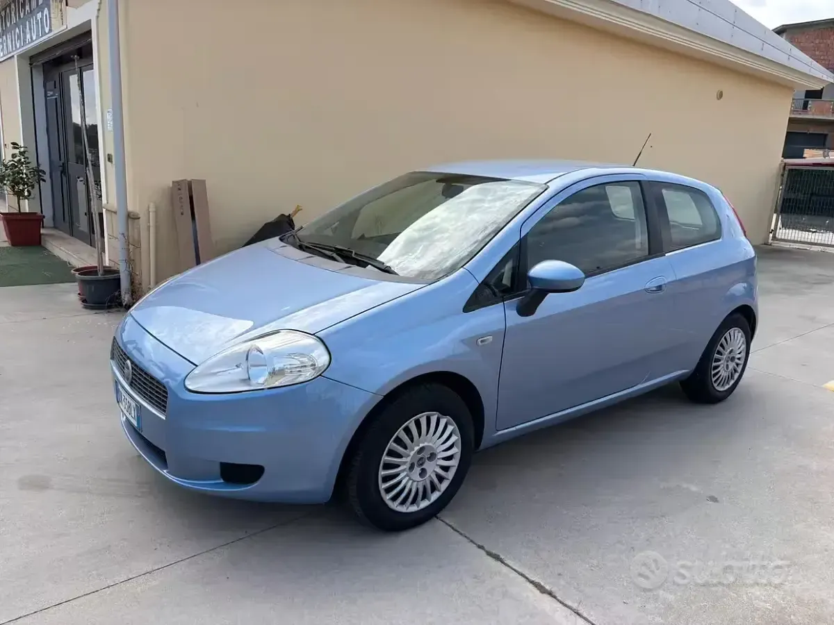 Usata Fiat Grande Punto 65 CV (47 kW) 2007 Bluazzurro Utilitaria
