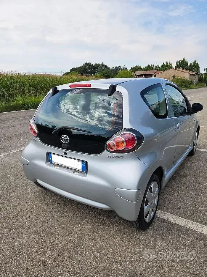 Usata Toyota Aygo 68 CV (50 kW) 2010 Grigio Utilitaria