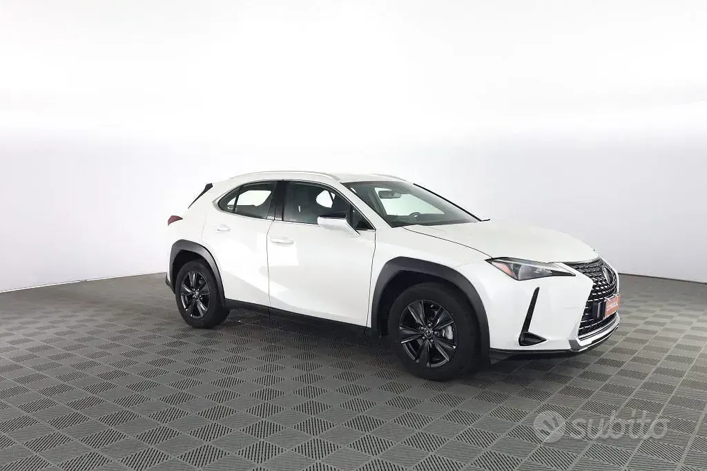 Usata Lexus UX 152 CV (111 kW) 2024 Bianco perla SUV