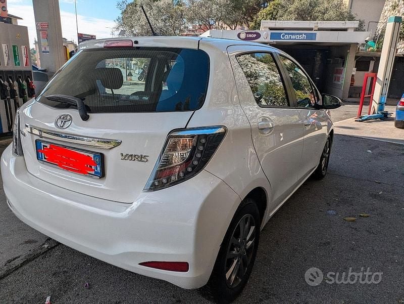 Usata Toyota Yaris 90 CV (66 kW) 2014 Bianco Utilitaria