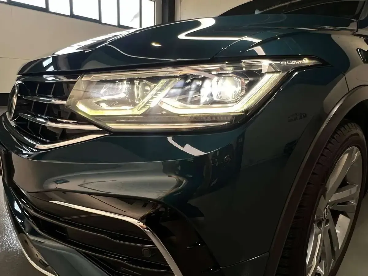 Usata VW Tiguan R-line 150 CV (110 kW) 2021 Nightshade blue SUV