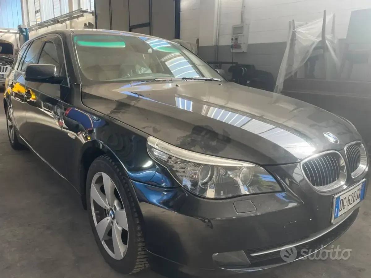 Begagnad BMW 530 235 HK (172 kW) 2007 Svart Kombi