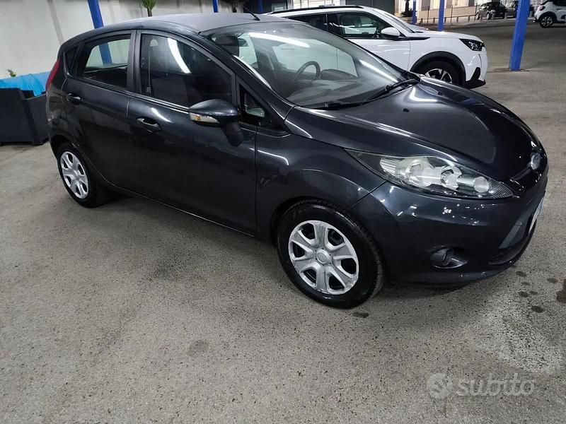 Usata Ford Fiesta 68 CV (50 kW) 2009 Grigio Utilitaria