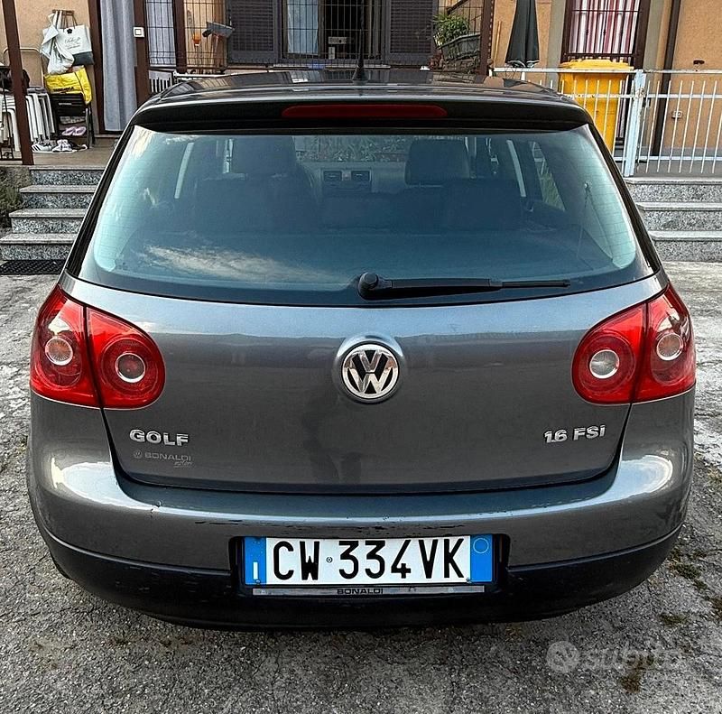 Usado VW Golf IV 100 CV (73 kW) 2005 Gris Utilitario
