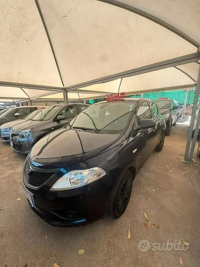 Usata Lancia Ypsilon Gold 69 CV (50 kW) 2018 Blu Utilitaria