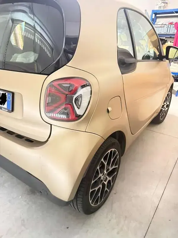 Usata Smart ForTwo Coupé 41 kW (56 CV) 2023 Oro Utilitaria